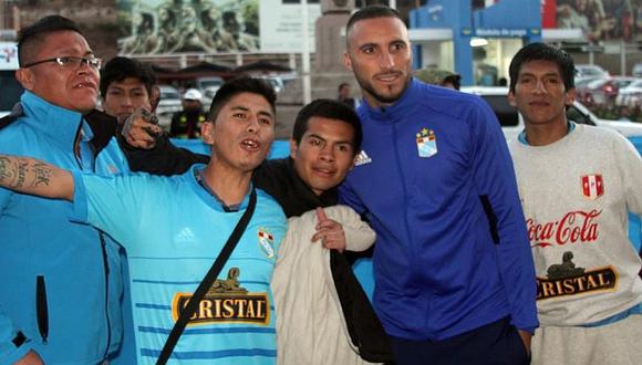 Sporting Cristal llegó a Cusco y plantel firmó autógrafos a hinchas