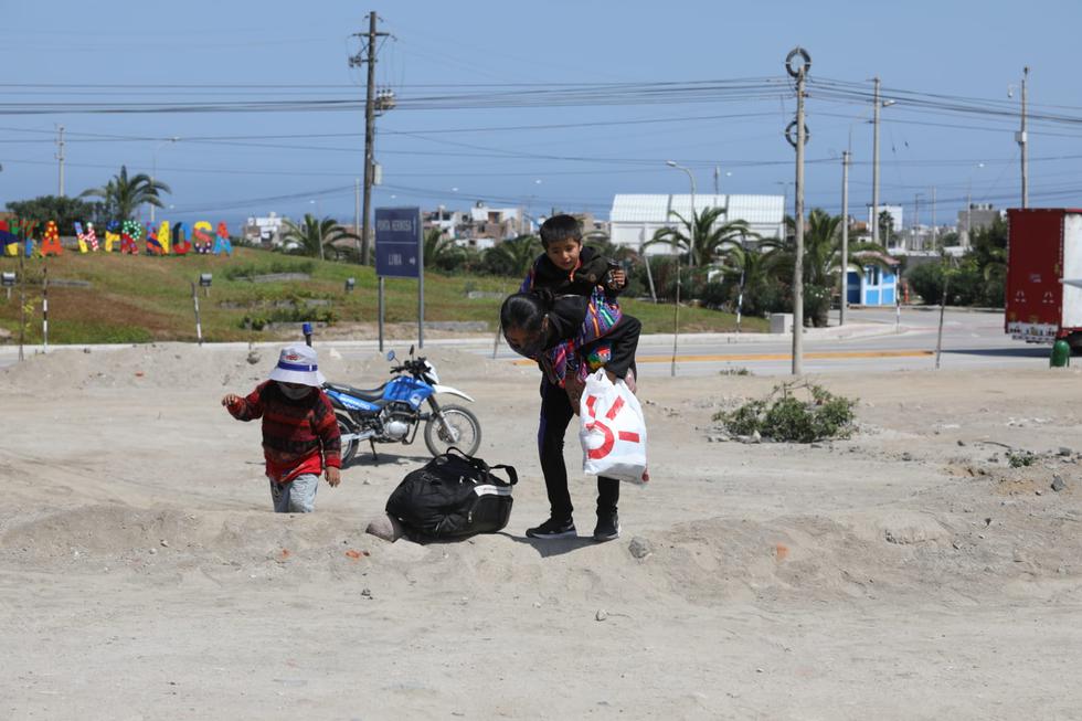 Cusco: decena de pobladores caminan por la Panamericana Sur para llegar a la Ciudad Imperial. Foto: Britanie Arroyo / GEC