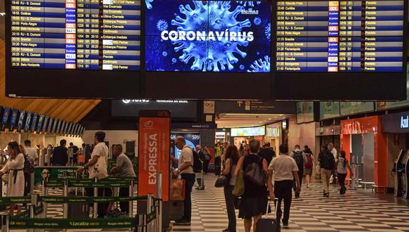 Imagen referencial. Una advertencia sobre el nuevo coronavirus, COVID-19, se muestra en una pantalla en el aeropuerto de Congonhas, en Sao Paulo (Brasil), el 12 de marzo de 2020. (NELSON ALMEIDA / AFP).