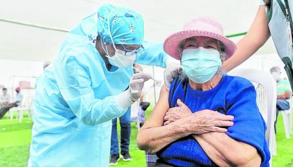 El gobierno habilitó el padrón con los lugares y fechas en que serán vacunados contra el COVID-19 los adultos mayores de 70 a 79 años en Lima y Callao. (Foto: Internet)