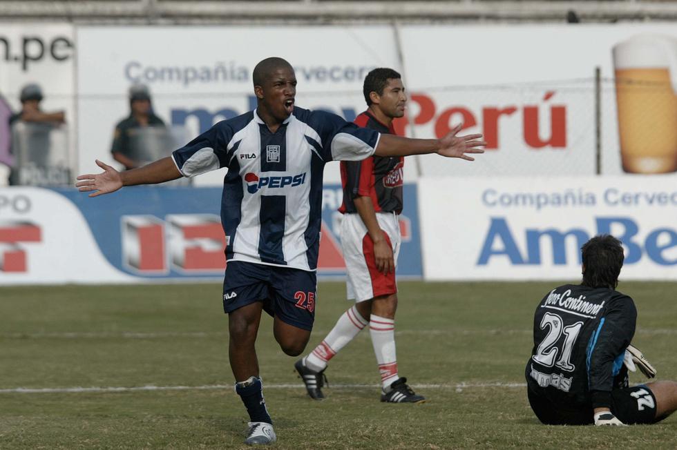 Jefferson Farfán defendió la camiseta de Alianza Lima entre los años 2001 a 2004, anotando 33 goles y logrando el campeonato los años 2001, 2003 y 2004. Farfán regresa al club intimo el año 2021 y logra el campeonato, anotando 4 goles en la temporada. (Foto: GEC Archivo)