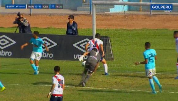 Sporting Cristal vs. Municipal | José Caballero intentó despejar y casi hace autogol tras terrible blooper | VIDEO