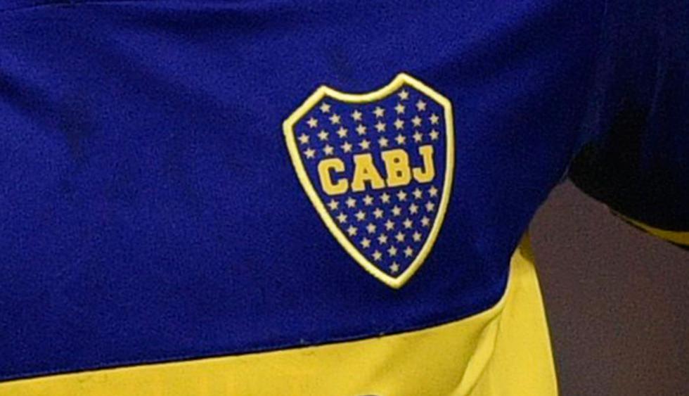 El escudo del título 69, marca Adidas, que luce solo 50 estrellas. (Foto: AFP)
