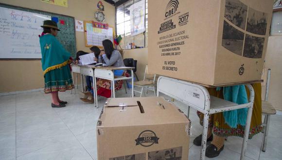 Las mujeres nativas de Cangahua, al noreste de Quito, emitieron su voto durante la segunda vuelta de las elecciones presidenciales, el 2 de abril de 2017.  (Foto: Luis MARINO / AFP)