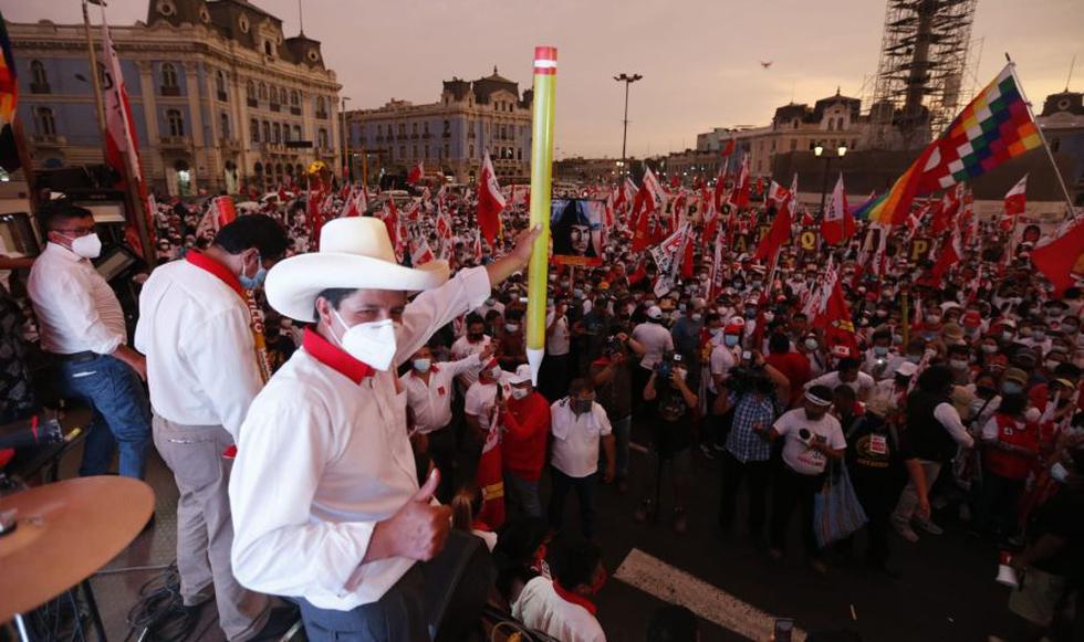 Pedro Castillo acompañado de Vladimir Cerrón (al lado con la cabeza hacia abajo) en el cierre de campaña de Perú Libre en Lima el pasado 8 de abril. La actividad fue en la Plaza 2 de Mayo. (Foto: Violeta Ayasta / GEC)