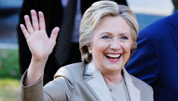 Hillary Clinton y Louise Penny publicarán la novela de suspenso “State of Terror” en octubre. (AFP)