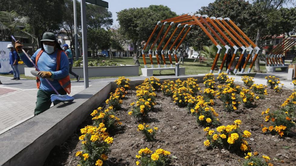 La Municipalidad Metropolitana de Lima (MML) entregó -este jueves- el renovado parque Gonzales Olaechea, que ahora cuenta con 64 nuevos reflectores LED, una fuente iluminada y un puesto de Serenazgo, a fin de brindar mayor seguridad a los vecinos del Cercado de Lima. (Foto: Jorge Cerdan/@photo.gec)