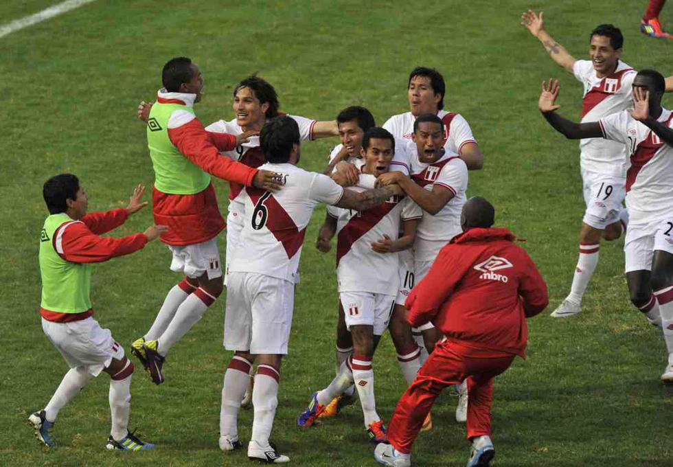 La selección peruana venció 2-0 a Colombia en los cuartos de final de la Copa América 2011. Carlos Lobatón y Juan Vargas marcaron los goles en el tiempo suplementario. (Foto: AFP)