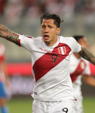 Gianluca Lapadula recibe el reconocimiento de la Serie B. (Foto: Giancarlo Ávila / GEC)