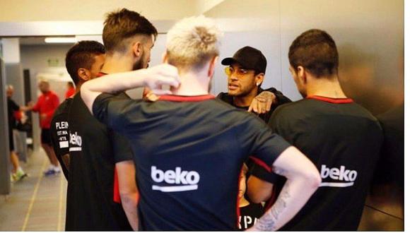 Neymar se reunió con sus excompañeros del Barcelona 