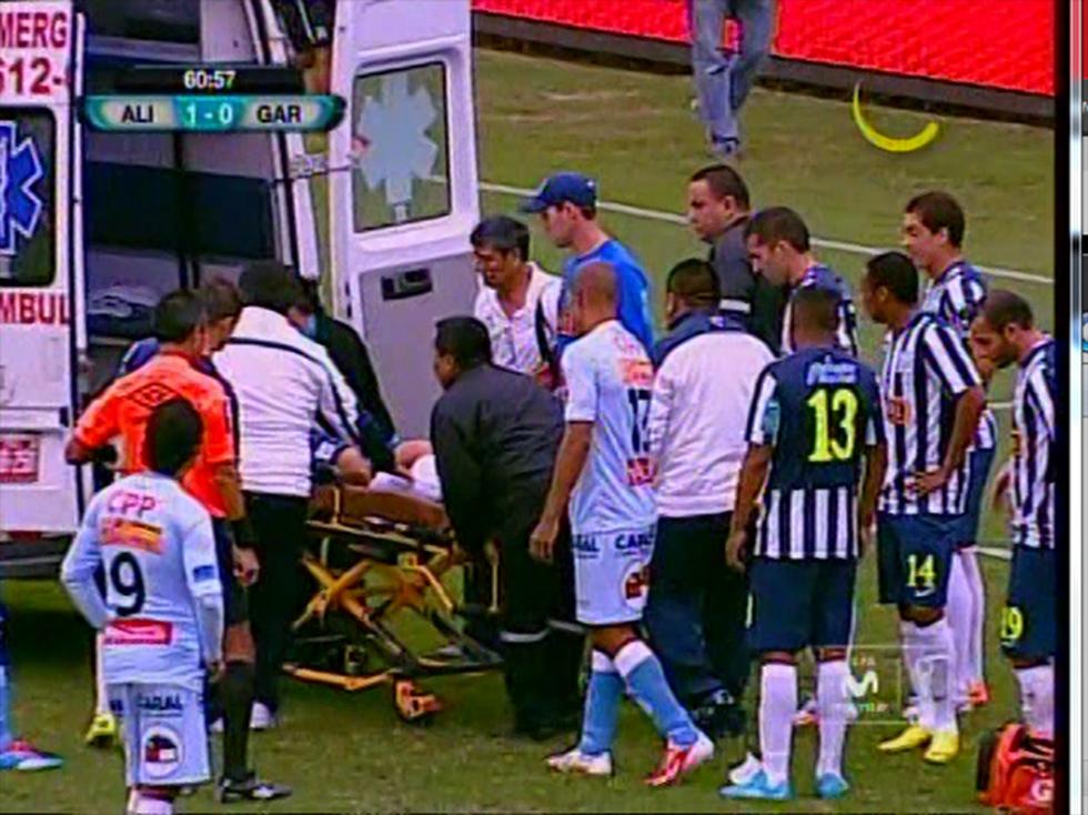 Alianza Lima vs Real Garcilaso: Jugador victoriano es llevado en ambulancia por fuerte golpe [VIDEO]