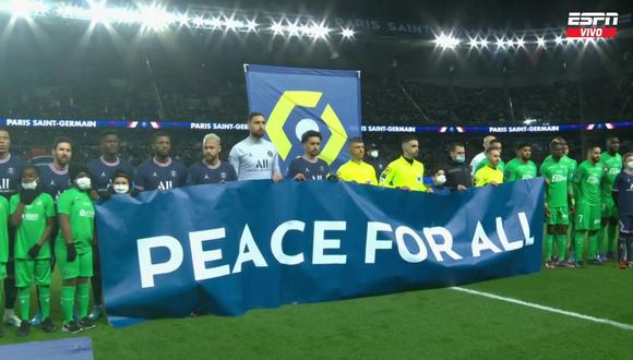 Los jugadores de PSG y Saint-Étienne sacaron un cartel con el mensaje “Paz para todos”. Foto: ESPN