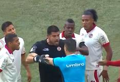 Universitario vs. UTC EN VIVO: Erick Delgado se volvió ‘loco’ y agarró al árbitro en medio del reclamo | VIDEO