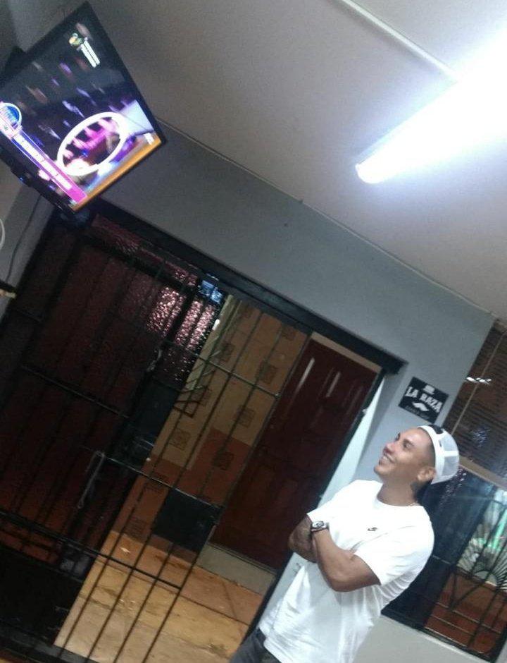 ¿Jean Deza se ríe viendo su ampay en Magaly TV, La Firme? Esta es la foto viral en redes