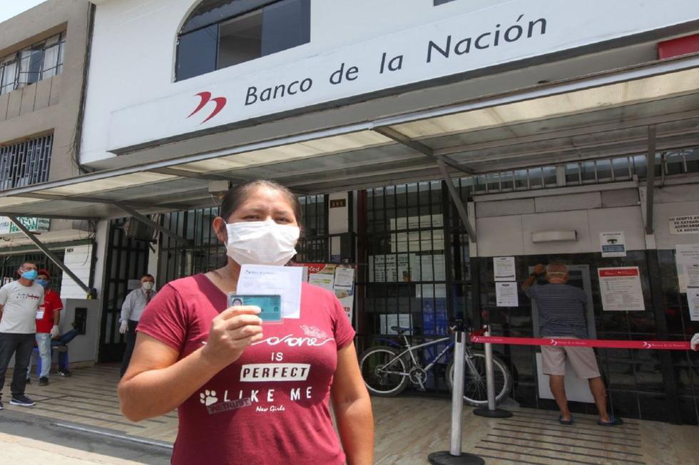 Ciudadana tras haberse acercado a una oficina del Banco de la Nación para cobrar el subsidio otorgado por el Gobierno (Foto: Andina)