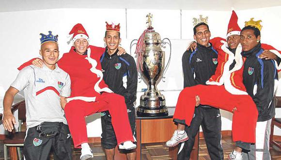 Los jugadores de unión comercio le llevan la copa perú a la región San Martín y el ascenso a primera