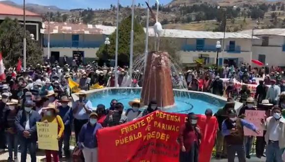 Pobladores de Parinacochas concentrados hoy en la plaza de armas de Cora Cora, en Ayacucho. (Captura video Radio Parinacochas)