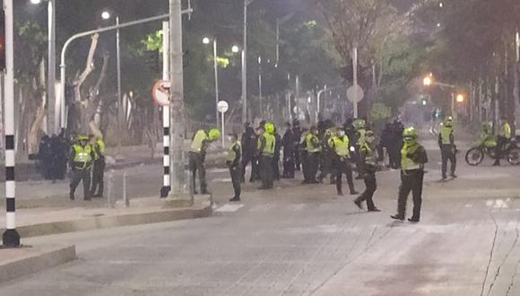 Mientras se sigue jugando el partido de Junior vs. River, la policía en Barranquilla dispara a matar contra los manifestantes. (Foto: Twitter)