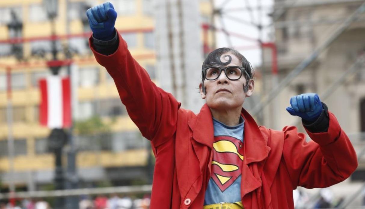 El 'Superman peruano' en el Centro Histórico de Lima. (Foto: GEC) 