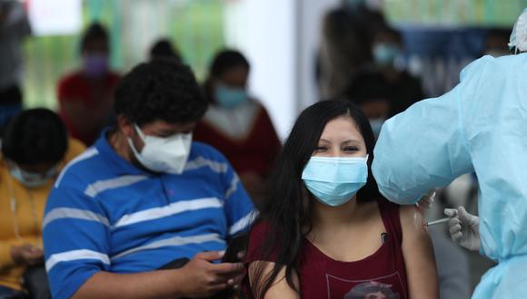 Continúa vacunación de jóvenes de 25 a más en 74 puntos de Lima, Callao y otras regiones. (Foto: Andina)