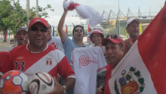 Hinchas alentaron mientras selección peruana reconocía el Metropolitano [VIDEO]