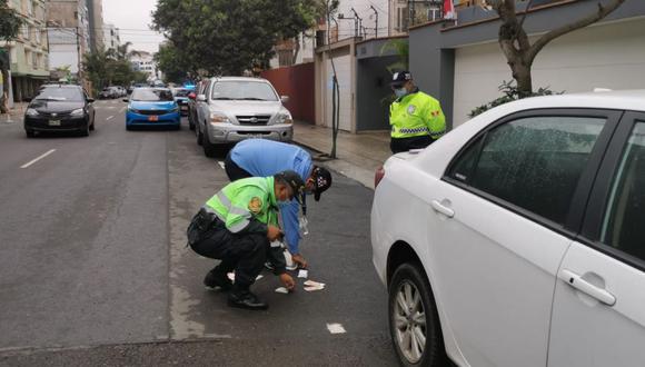 La Municipalidad de Miraflores detalló que el dinero fue hallado por los agentes cuando realizaban un patrullaje por la calle Francia. (Foto: Difusión)