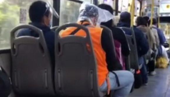 Sujeto no tenía protector facial para subir al bus y se puso una bolsa para poder viajar.