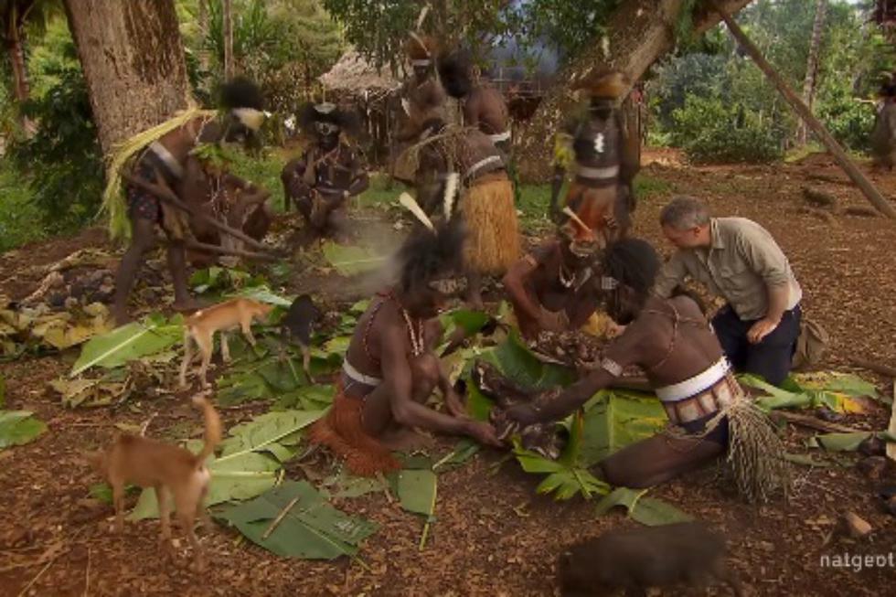 El hombre conoció a varios caníbales con los que tuvo una curiosa conversación. (YouTube: National Geographic)
