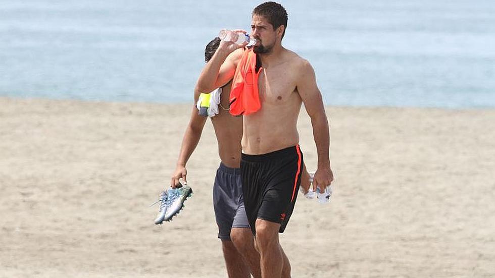 Universitario de Deportes: Futbolistas se refrescaron tras prácticas