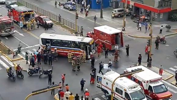 De acuerdo con el portal de bomberos, el accidente se reportó a las 2:54 p.m. y debido a la gravedad del hecho, once unidades llegaron al lugar para atender a los heridos, entre ellos, algunos de gravedad. (Foto: Captura video Twitter/@Fab_elgonza26)