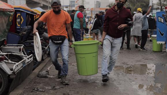 Vecinos de San Juan de Lurigancho se acercan a la sede de Sedapal en la Av. Próceres de la Independencia para poder llevar agua potable a sus casas. Foto: Leandro Britto/@photo.gec