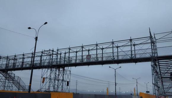Tras más de 10 días, se culminó la instalación de un puente peatonal provisional tras el derrumbe del puente Campamento. (Foto: MML)