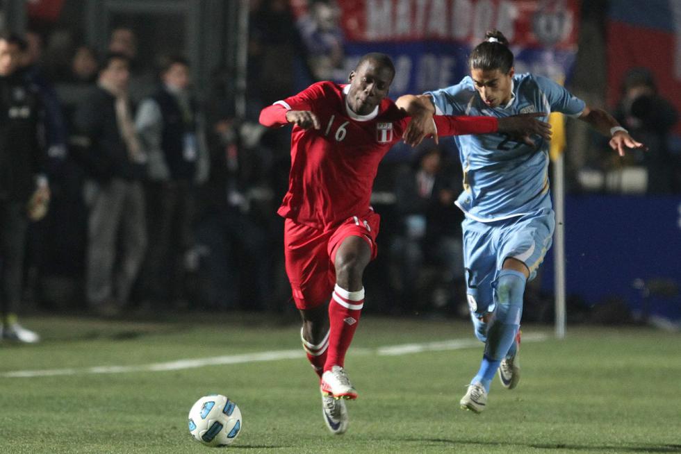 El 4 de julio del 2011, Advíncula juega su primer partido en un torneo oficial con la selección, enfrentando a la selección de Uruguay. El cotejo válido por la Copa América 2011 termina con el marcador 1-1 (Foto GEC Archivo).