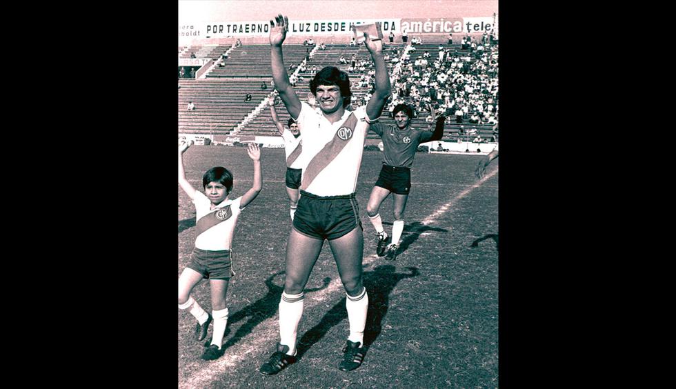 Franco Navarro como capitán del Deportivo Municipal saludando a la hinchada. (GEC Archivo Histórico)