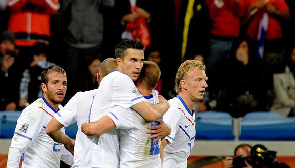 Holanda le ganó a Camerún 2-1 y jugará con Eslovaquia en octavos
