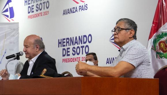 Marco Miyashiro y el candidato Hernando de Soto en plena campaña. (Foto: Prensa Avanza País)