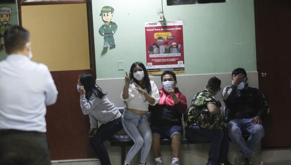 Los intervenidos fueron trasladados a la comisaría de La Huayrona por incumplir medidas obligatorias para prevenir contagios de COVID-19. (Foto: César Grados / @photo.gec)