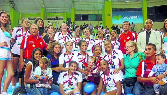 DIVINO MAESTRO LEVANTA LA COPA DE LA LIGA NACIONAL