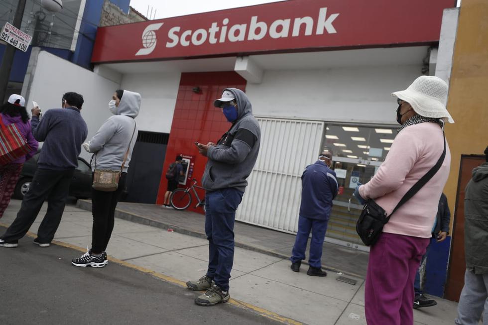 Así lucen las colas en los bancos para cobrar el Bono Familiar Universal: Foto: César Campos / GEC