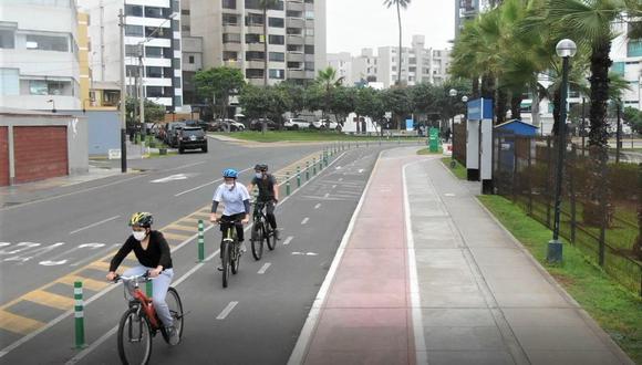 La nueva ciclovía ya no se encuentra en la vereda sino en la calzada; tiene un ancho reglamentario de 2.4mts; es  bidireccional. (Foto: Municipalidad de Miraflores)