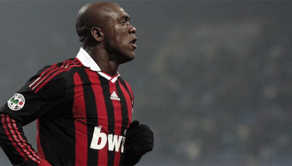 Seedorf asegura que no comparte estrategia del Milan