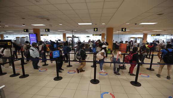 La suspensión de los vuelos de pasajeros provenientes de destinos con una duración mayor a 8 horas rige a partir de hoy 6 de enero. (Foto: Hugo Pérez/GEC)
