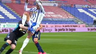 Cristiano Ronaldo se salvó de la roja luego de ‘planchazo’ en el rostro del portero del Cagliari | VIDEO
