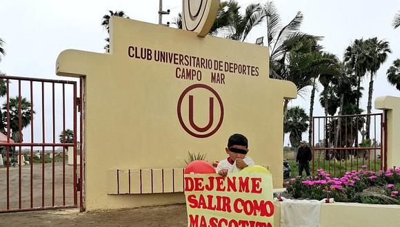 Universitario: Hincha llegó hasta Campo Mar para ser mascotita del equipo