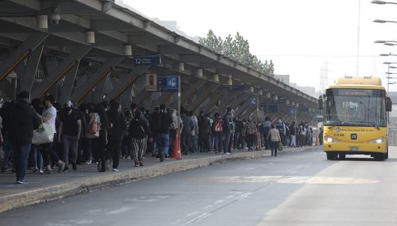 Largas filas de personas se reporta en la estación Naranjal del Metropolitano. (Foto: Anthony Niño de Guzmán/ @photo.gec)