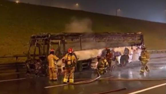 Incendio de bus ocurrió en el kilómetro 17.5 de la Panamericana Norte. (Captura: América Noticias)