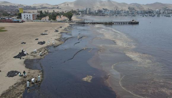 Continúan labores de limpieza en diversas playas de la capital tras el derrame de petróleo en el mar de Ventanilla. Foto: GEC
