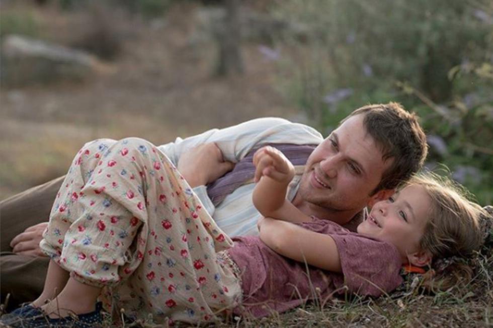 'Milagro en la celda 7' se ha robado el corazón de miles por el amor incondicional que muestra Memo a su pequeña hija Ova. (Foto: @7.kogustakimucizefilm/instagram)
