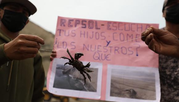 Grupo de pescadores protestaron contra Repsol por el derrame de petróleo que afecta también la playa Chacra y Mar. (Foto: Julio Reaño / @photo.gec)
