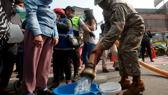 Militares y policías ayudaron con distribución de agua de cisternas a los afectados de aniego en San Juan de Lurigancho. (Foto: @MindefPeru)